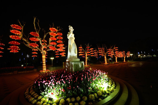 兰溪市中洲公园夜景 兰花女雕像