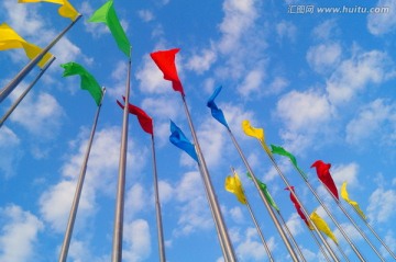 蓝天白云下的彩色旗帜