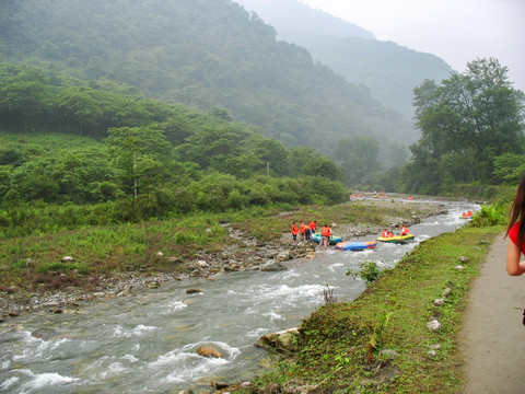 山间溪流