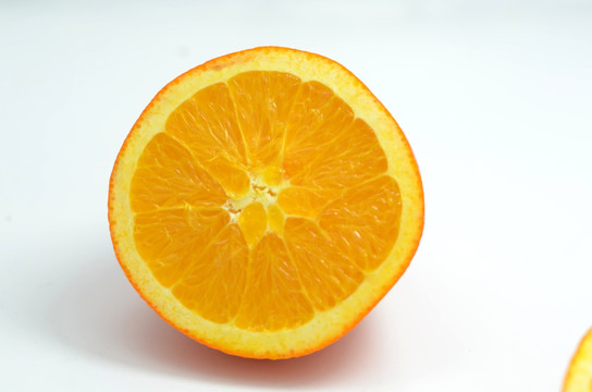 白色背景上切开的橙子