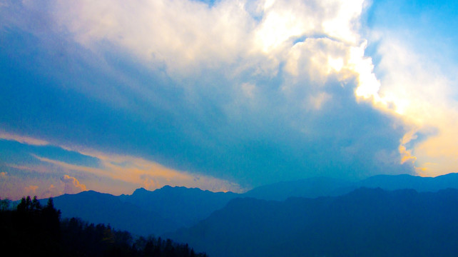 云层 大山