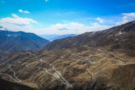 西藏高原弯曲公路