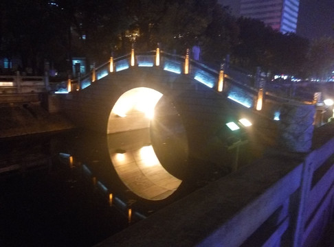 夜晚的拱桥