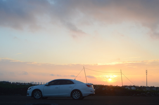 黄昏城市道路上的一俩白色汽车