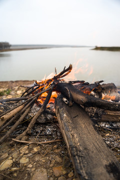 湖边篝火