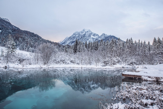 雪山湖泊