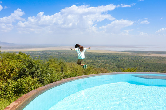 跳跃的女孩 游泳池 蓝色天空