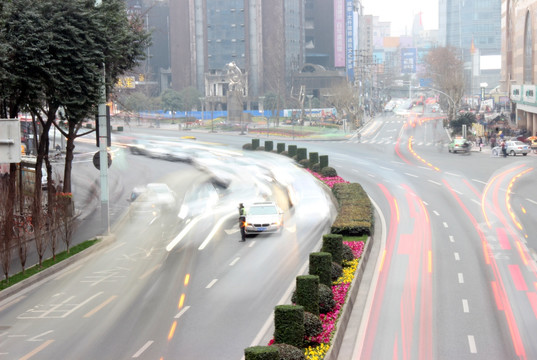 车流中执勤的交警 成都街道