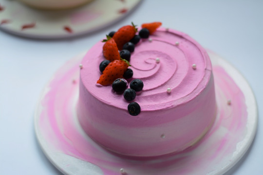 草莓蓝莓粉色蛋糕