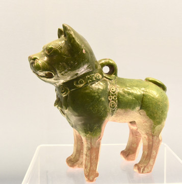 东汉时期的绿釉陶狗