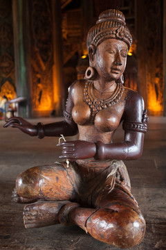 泰国真理寺 木雕神像