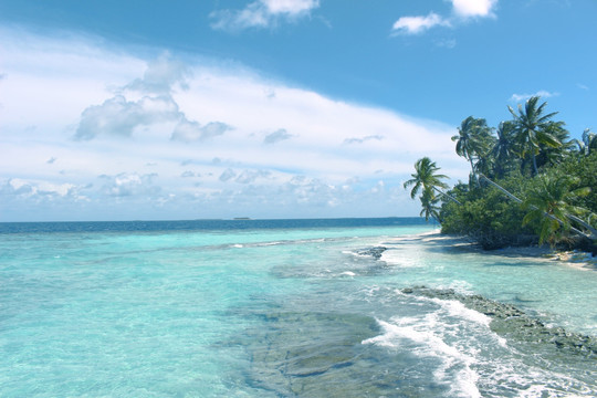 马尔代夫大海蓝天白云海滩