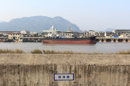 敖江 江岸上的防浪墙