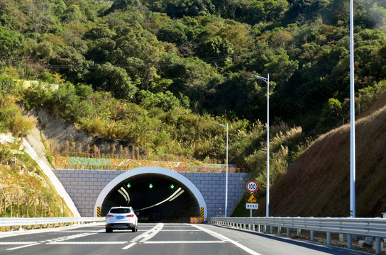 隧道口建设风光