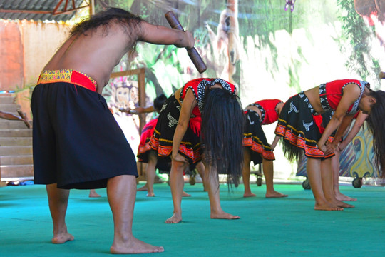 佤族舞蹈表演 木鼓舞 甩发舞