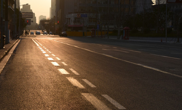 阳光下的公路路面