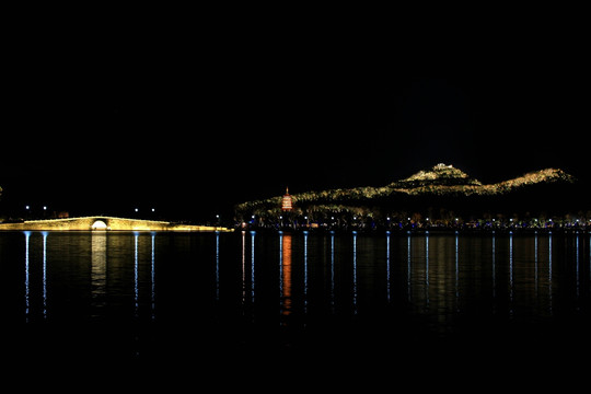 夜空下的西湖山水