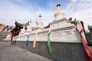 广仁寺门口的白塔