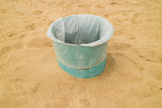 沙滩上的垃圾筒