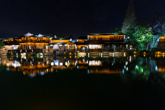 乌镇临水古建夜景