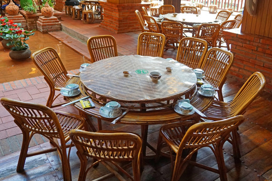 西双版纳傣族餐厅内景 竹编桌椅