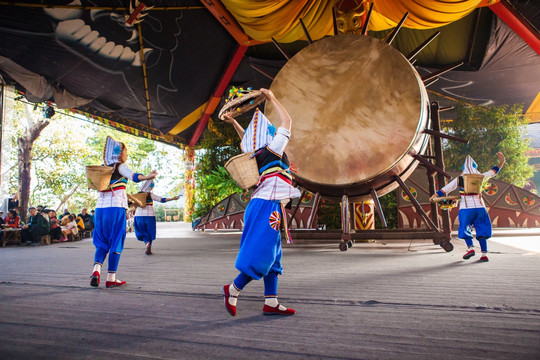 基诺山寨民族歌舞表演