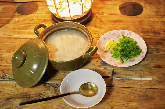 广东美食早茶粤式虾米砂锅粥