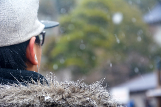 雪天背影