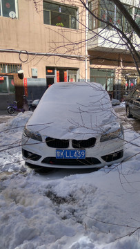 大雪覆盖的汽车，雪盖住的汽车