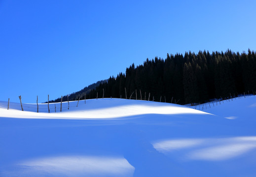 天山雪景