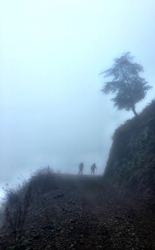 云南冬日山中大雾徒步旅行者