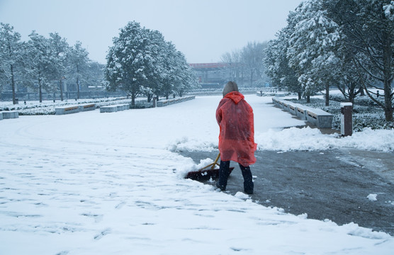 雪中清洁工