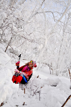 冬季里在大雪里的户外登山女子