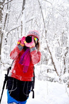 冬季里在大雪里的户外登山摄影师