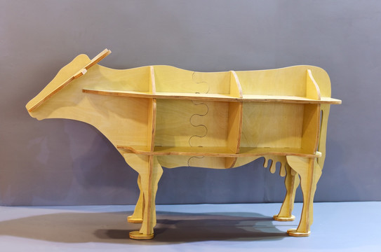 牛造型的拼合式木柜