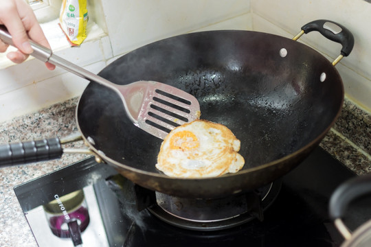 在铁锅里煎鸡蛋