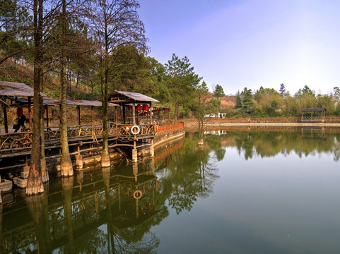 兰溪诸葛卧龙湖度假村 湖岸景观