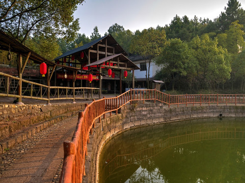 兰溪诸葛卧龙湖度假村 木栅栏