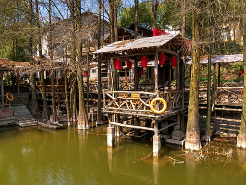 兰溪诸葛卧龙湖度假村 木制平台