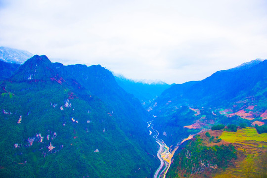 崇山峻岭 公路