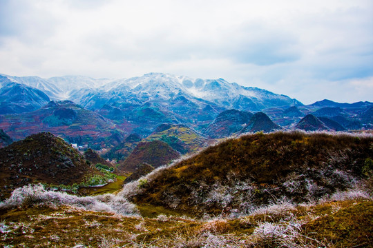 丘陵 雪山