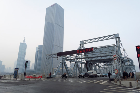 雾霾中的天津城 解放桥