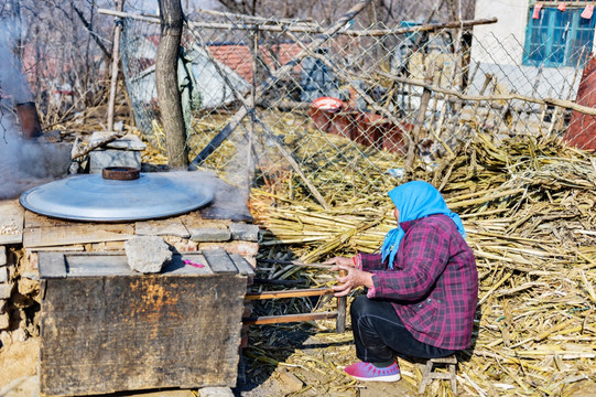 烧火做饭的农村妇女