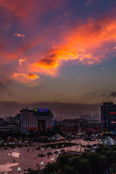 夕阳天空下的桂林中心广场