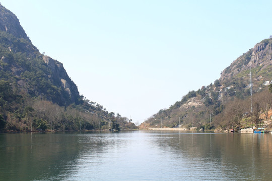 燕窠洞水库的山水风景