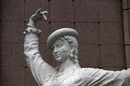 乌鲁木齐 人民剧院新疆女子雕塑
