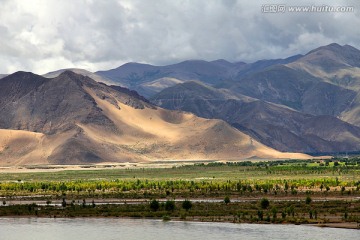 西藏 日喀则 雅鲁藏布江 江畔