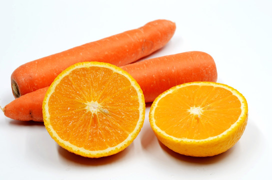 白色背景上的胡萝卜和橙子