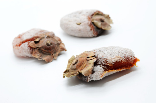 白色背景上的柿饼