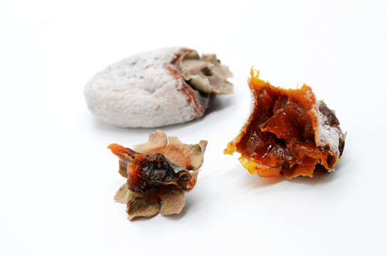白色背景上的柿饼